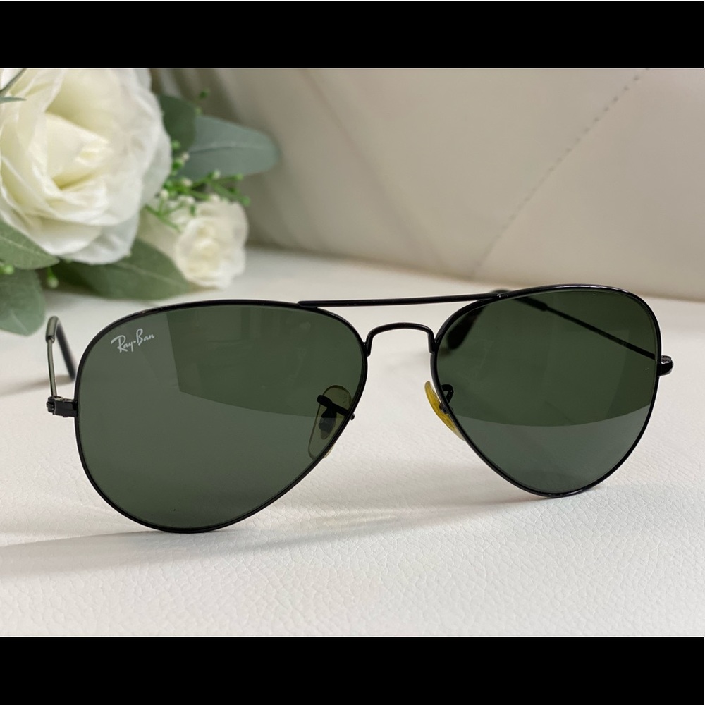 Like new Ray-Ban aviator sunglasses in black!